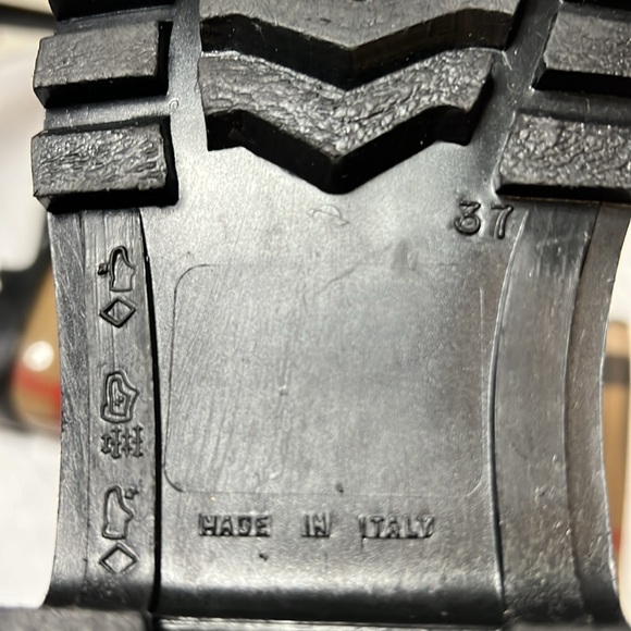 BURBERRY Rain Boots | Size 37 - Picture 9 of 15